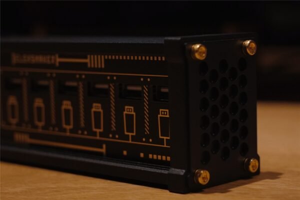 619751a5cab961f9c076f74b1271468db4f4a995-1 Retro Block USB Socket