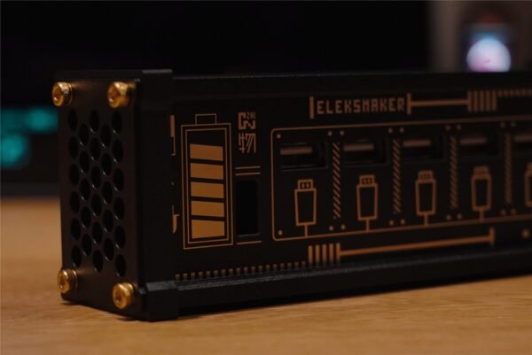 72b17f394fda1eb7a54e9ba5c0b6d42bf8048728-1 Retro Block USB Socket